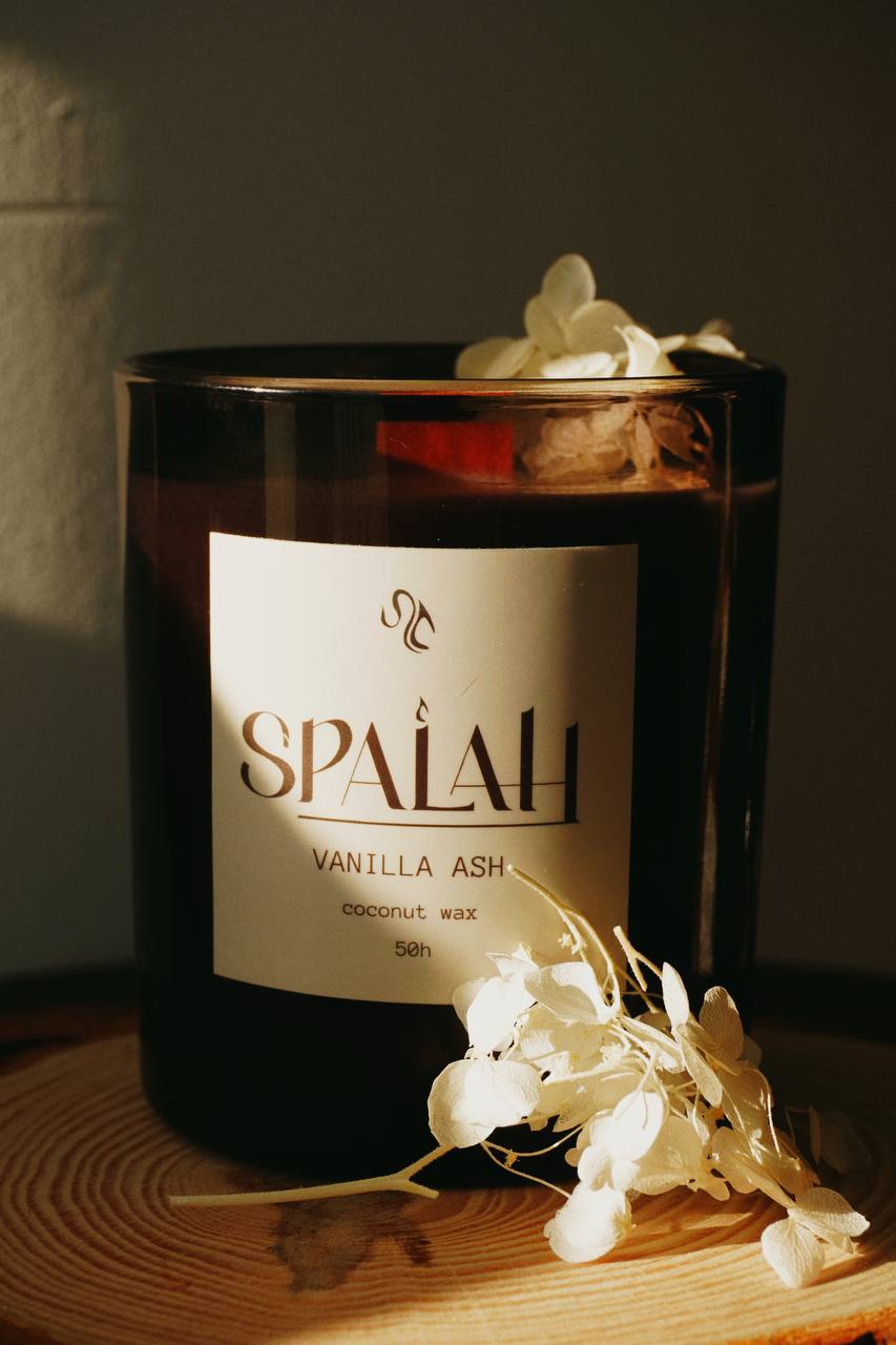 Vanilla Ash candle with dried white flowers